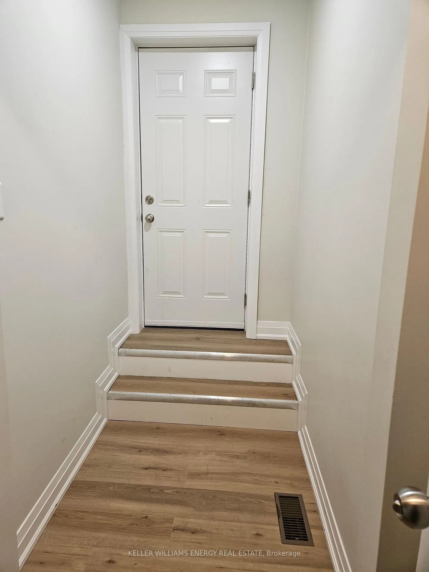 Photo 4 of 111 Rosswell Drive, Clarington, Courtice — HOMEH