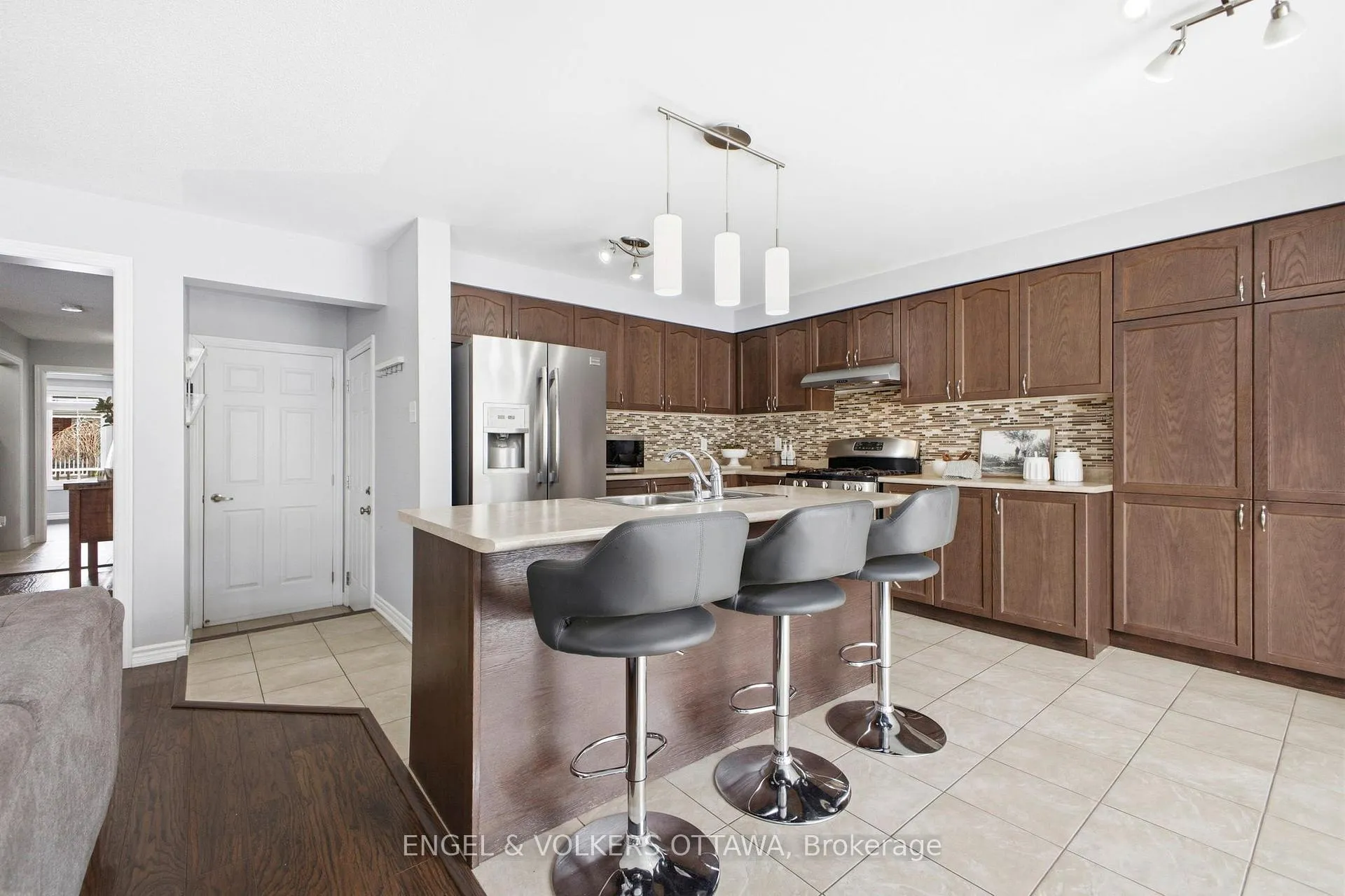 Photo 5 of 2206 Watercolours Way, Ottawa, Barrhaven - Half Moon Bay — HOMEH
