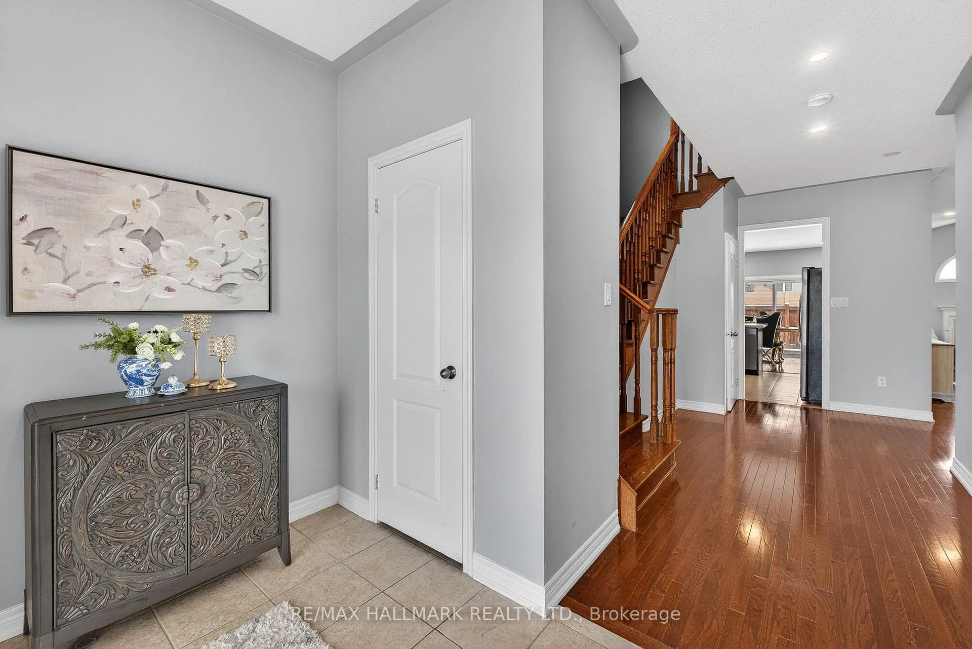 Photo 3 of 77 Maurier Boulevard, Vaughan, Patterson — HOMEH