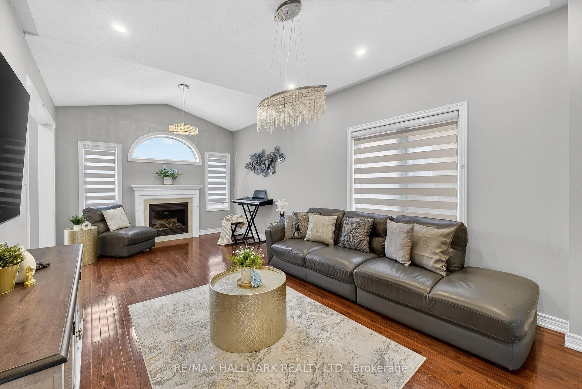 Photo 5 of 77 Maurier Boulevard, Vaughan, Patterson — HOMEH