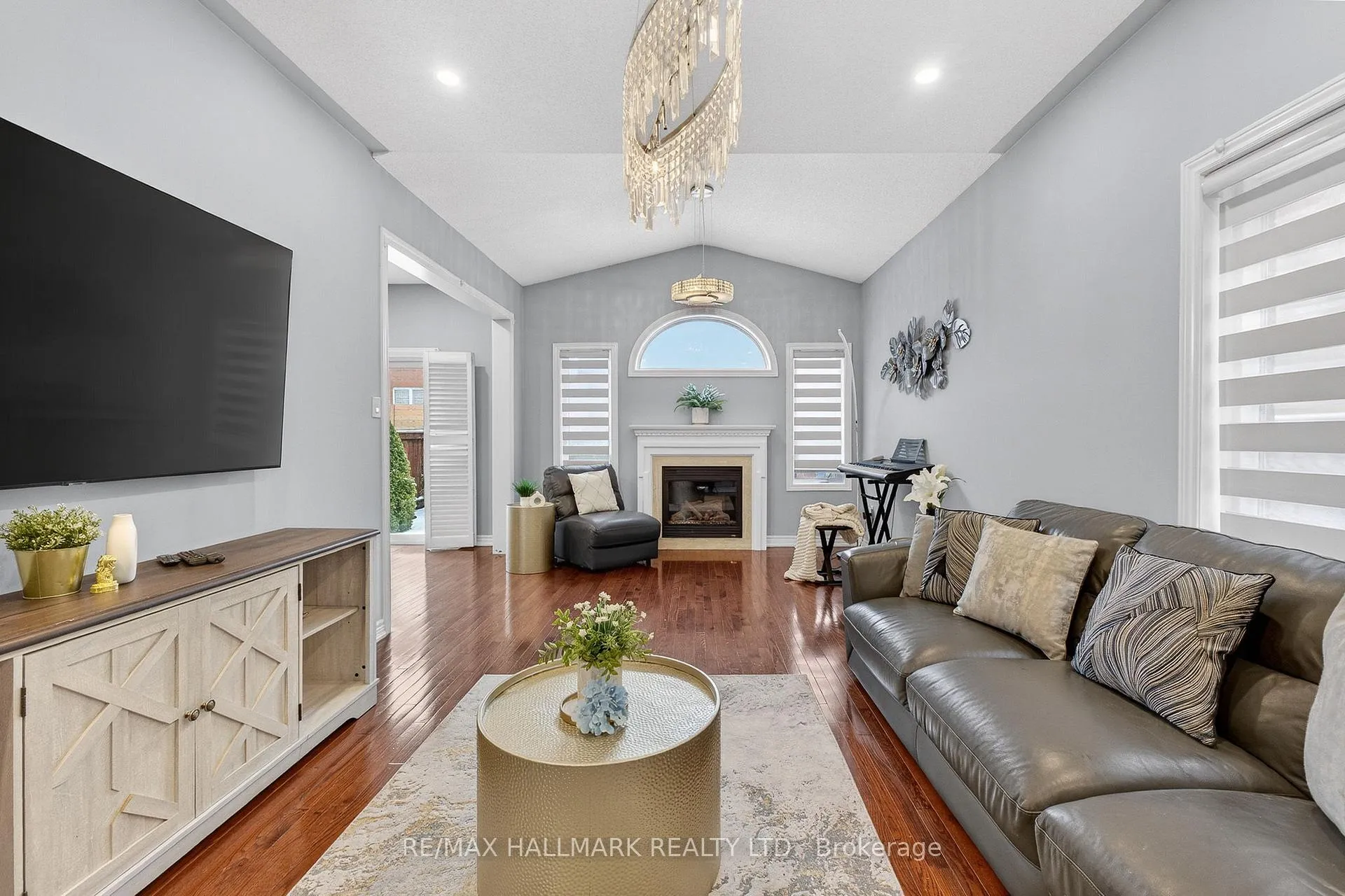 Photo 4 of 77 Maurier Boulevard, Vaughan, Patterson — HOMEH