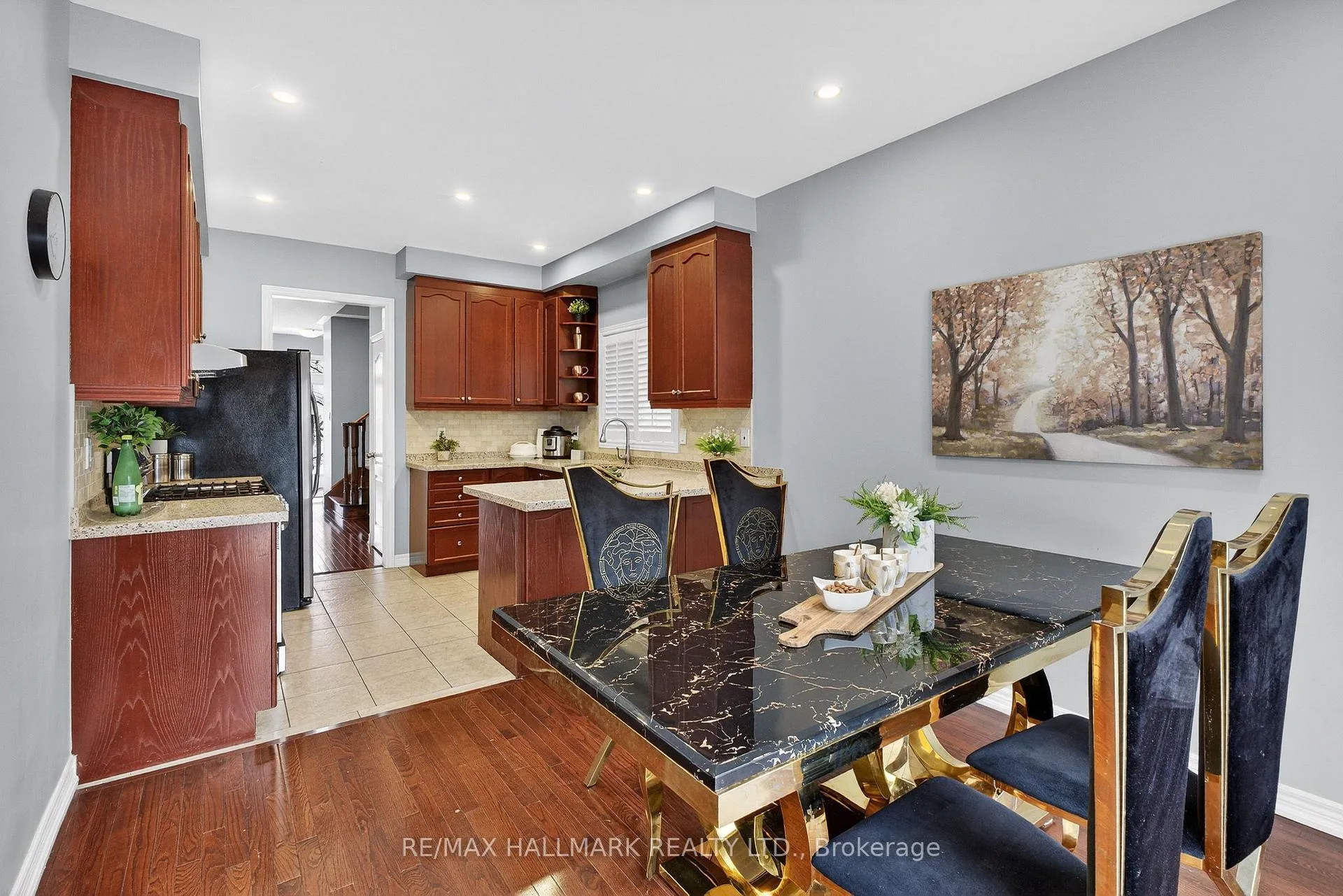 Photo 13 of 77 Maurier Boulevard, Vaughan, Patterson — HOMEH