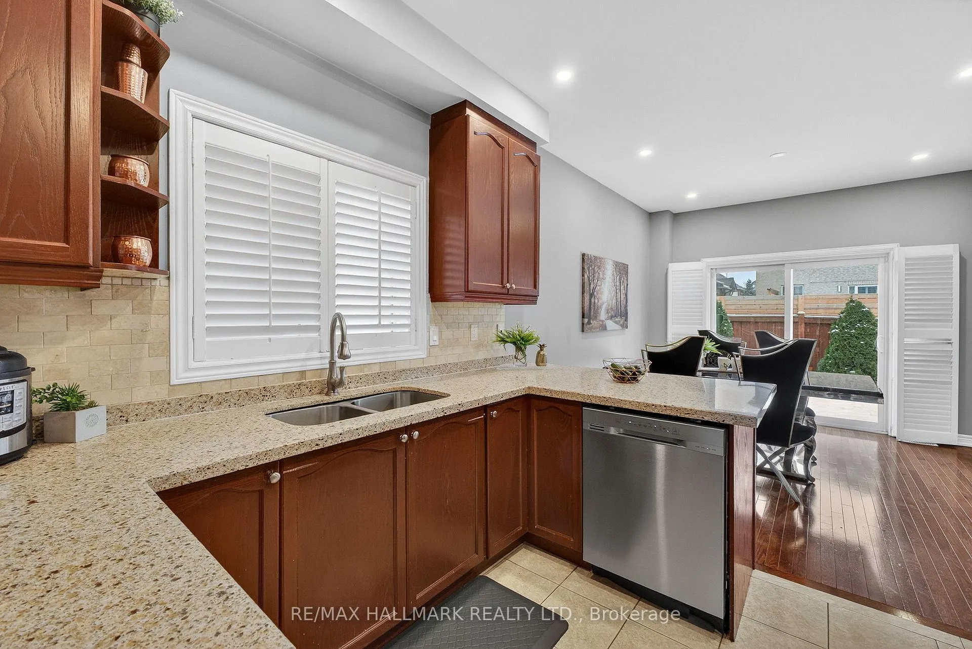 Photo 18 of 77 Maurier Boulevard, Vaughan, Patterson — HOMEH