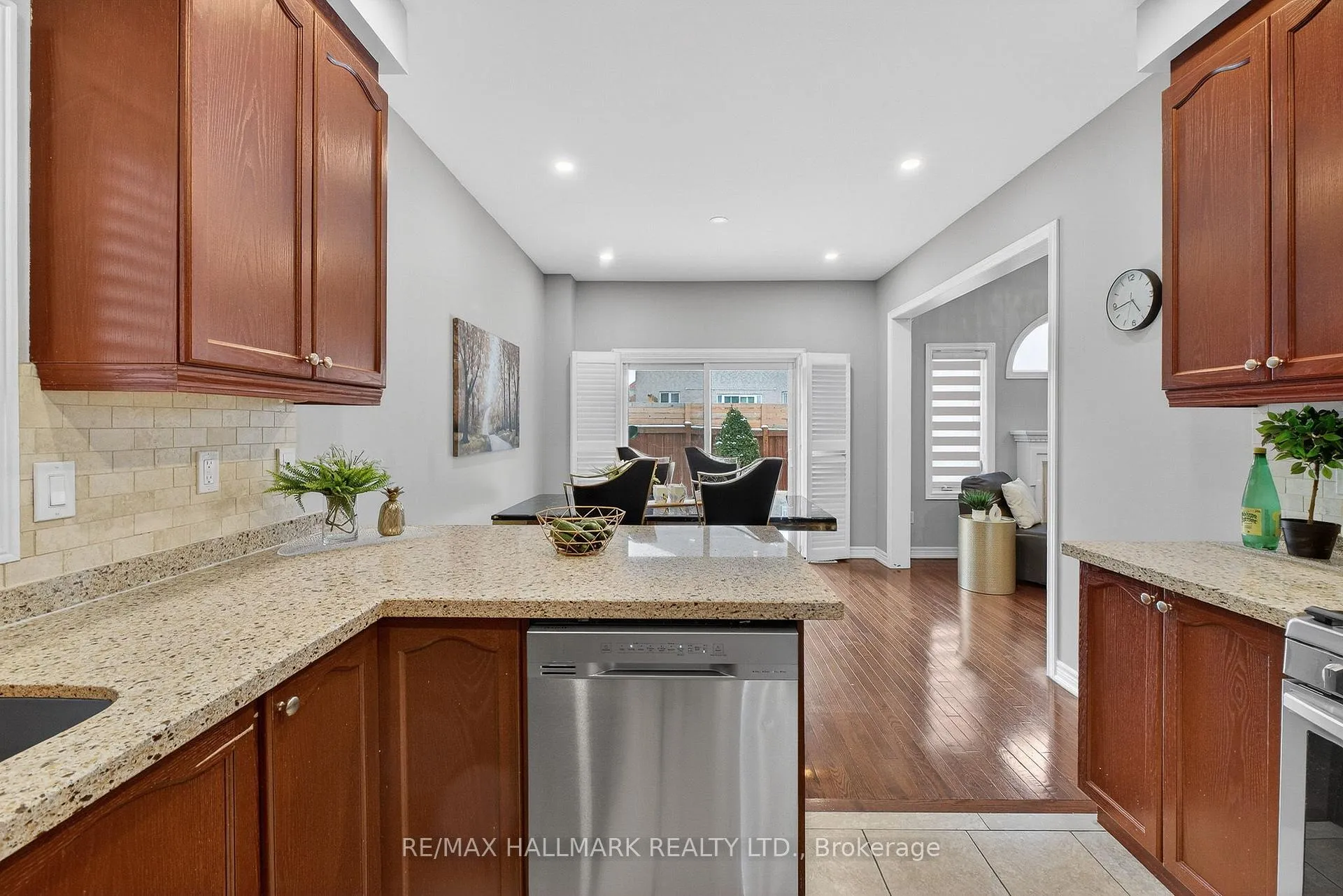 Photo 19 of 77 Maurier Boulevard, Vaughan, Patterson — HOMEH