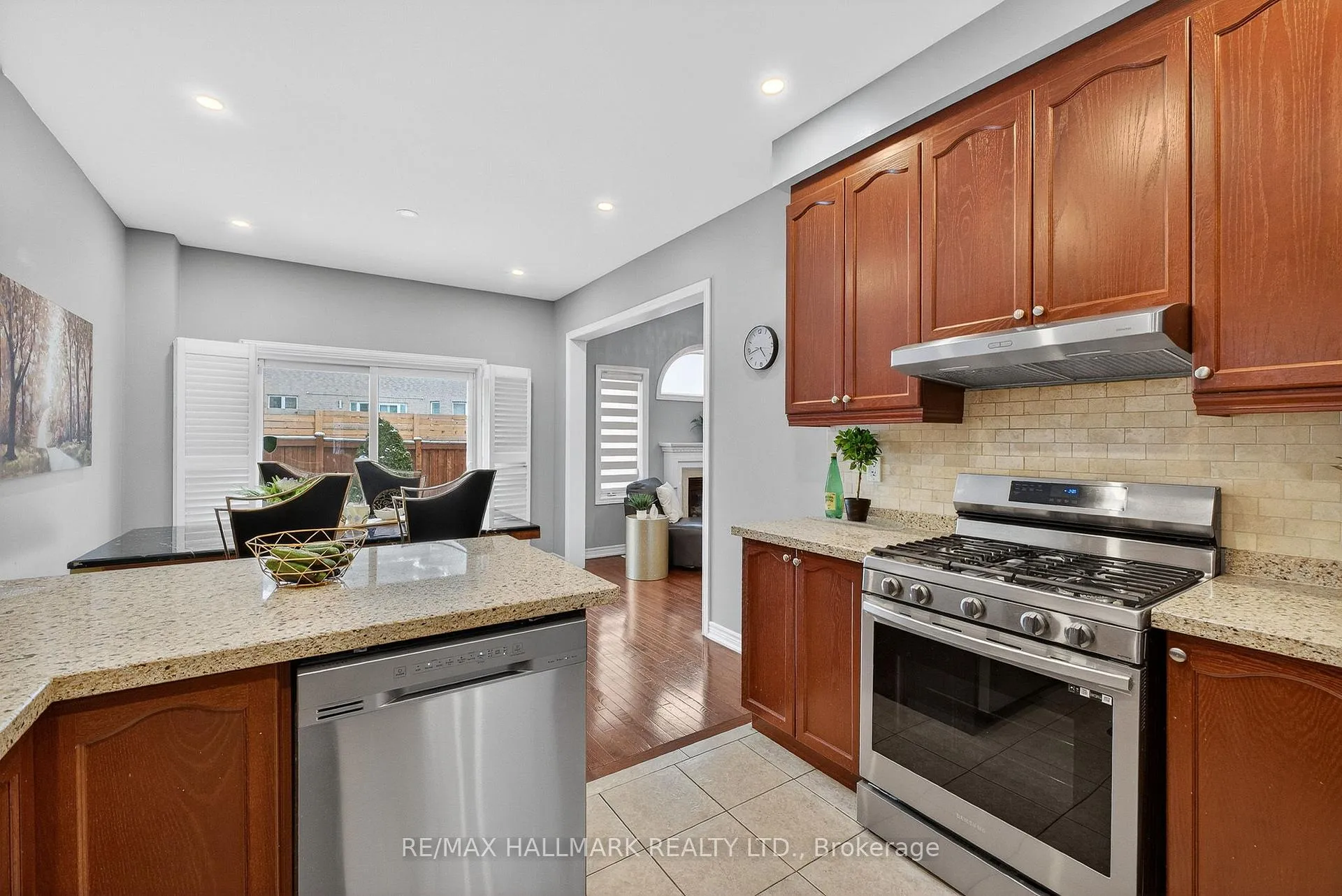 Photo 15 of 77 Maurier Boulevard, Vaughan, Patterson — HOMEH