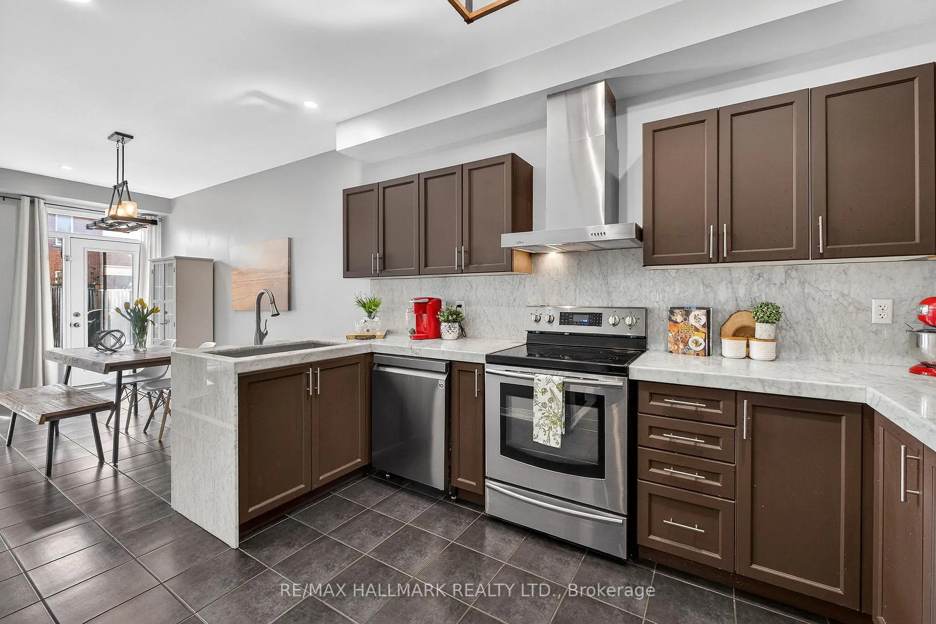 Photo 6 of 30 Catalpa Crescent, Vaughan, Patterson — HOMEH