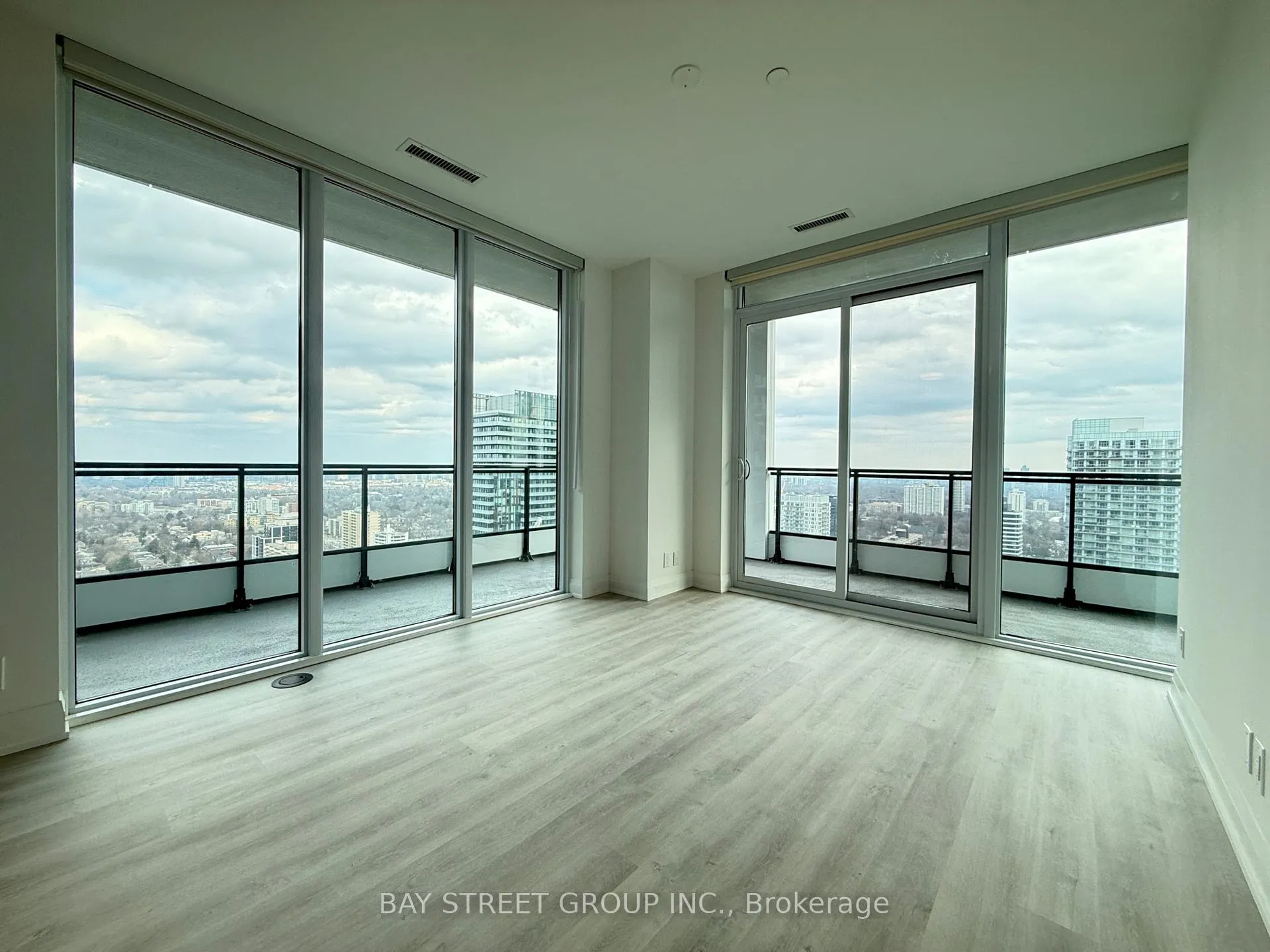 Photo 4 of Unit 3004, 65 Broadway Avenue, Toronto, Mount Pleasant West — HOMEH