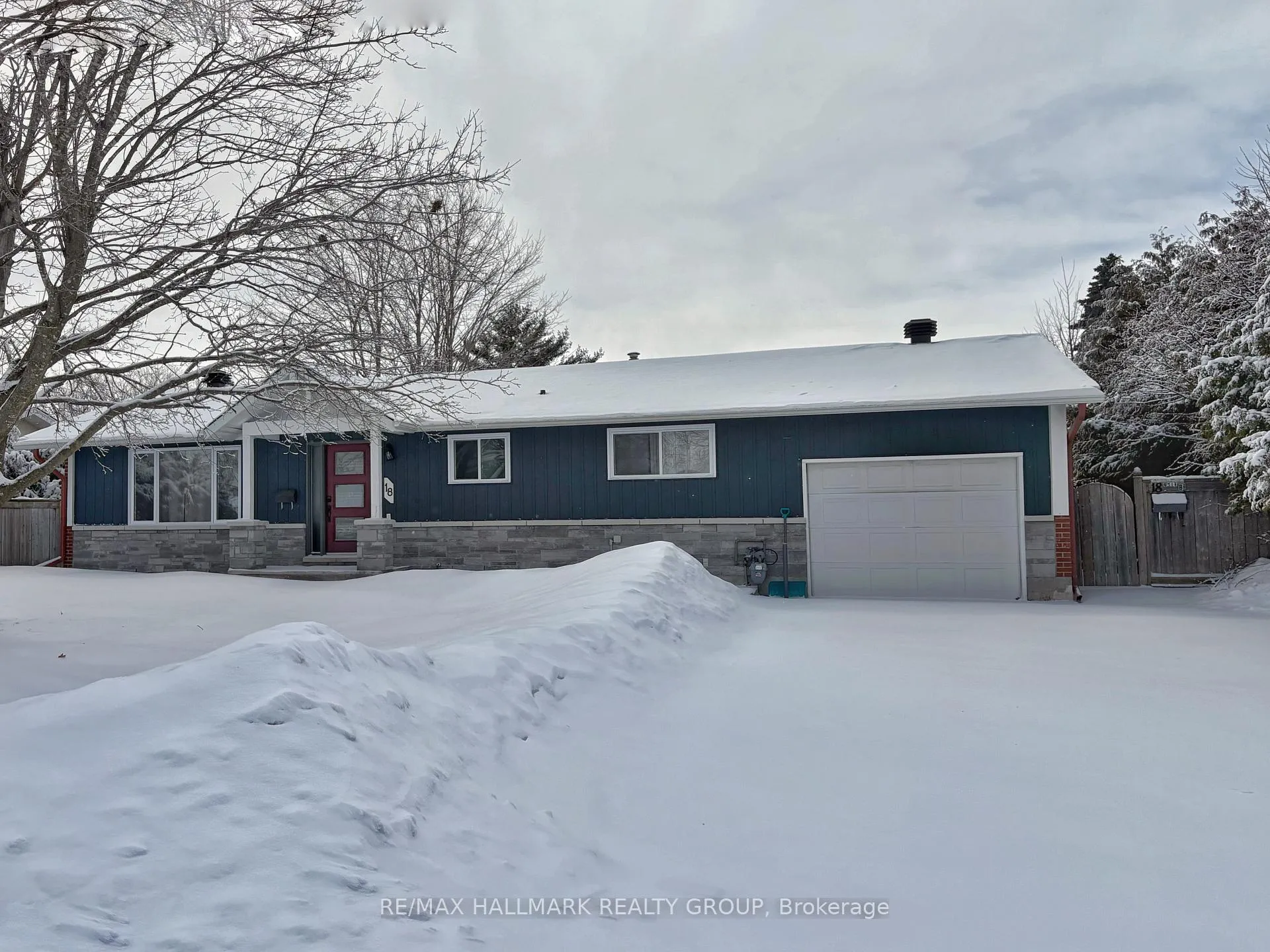 Photo 1 of 18 Forest Park Avenue, Ottawa, City View/Skyline/Fisher Heights/Parkwood Hills — HOMEH