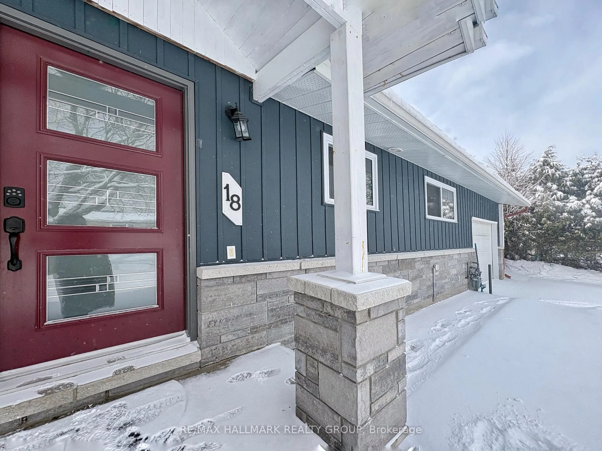 Photo 2 of 18 Forest Park Avenue, Ottawa, City View/Skyline/Fisher Heights/Parkwood Hills — HOMEH