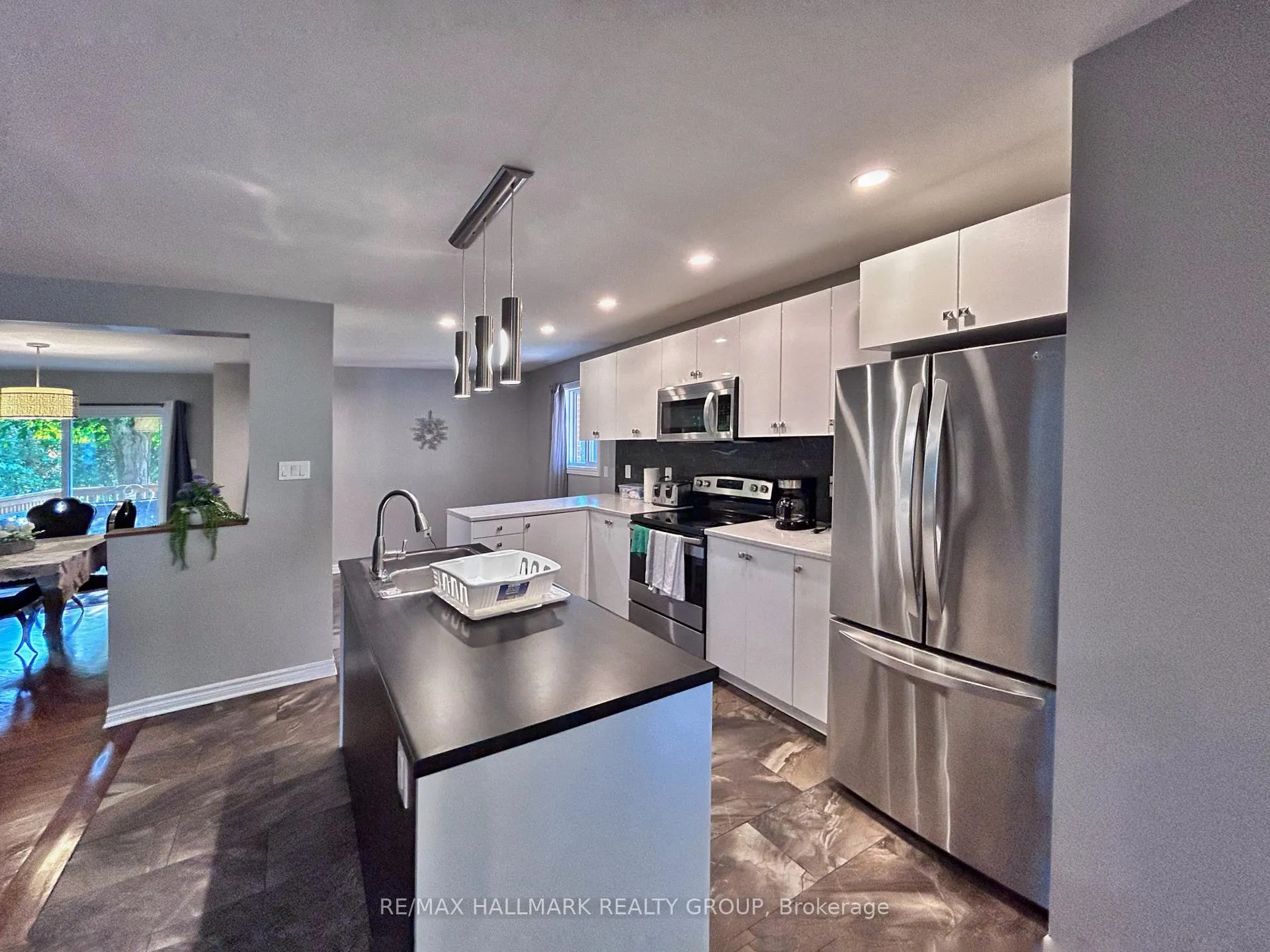 Photo 5 of 18 Forest Park Avenue, Ottawa, City View/Skyline/Fisher Heights/Parkwood Hills — HOMEH
