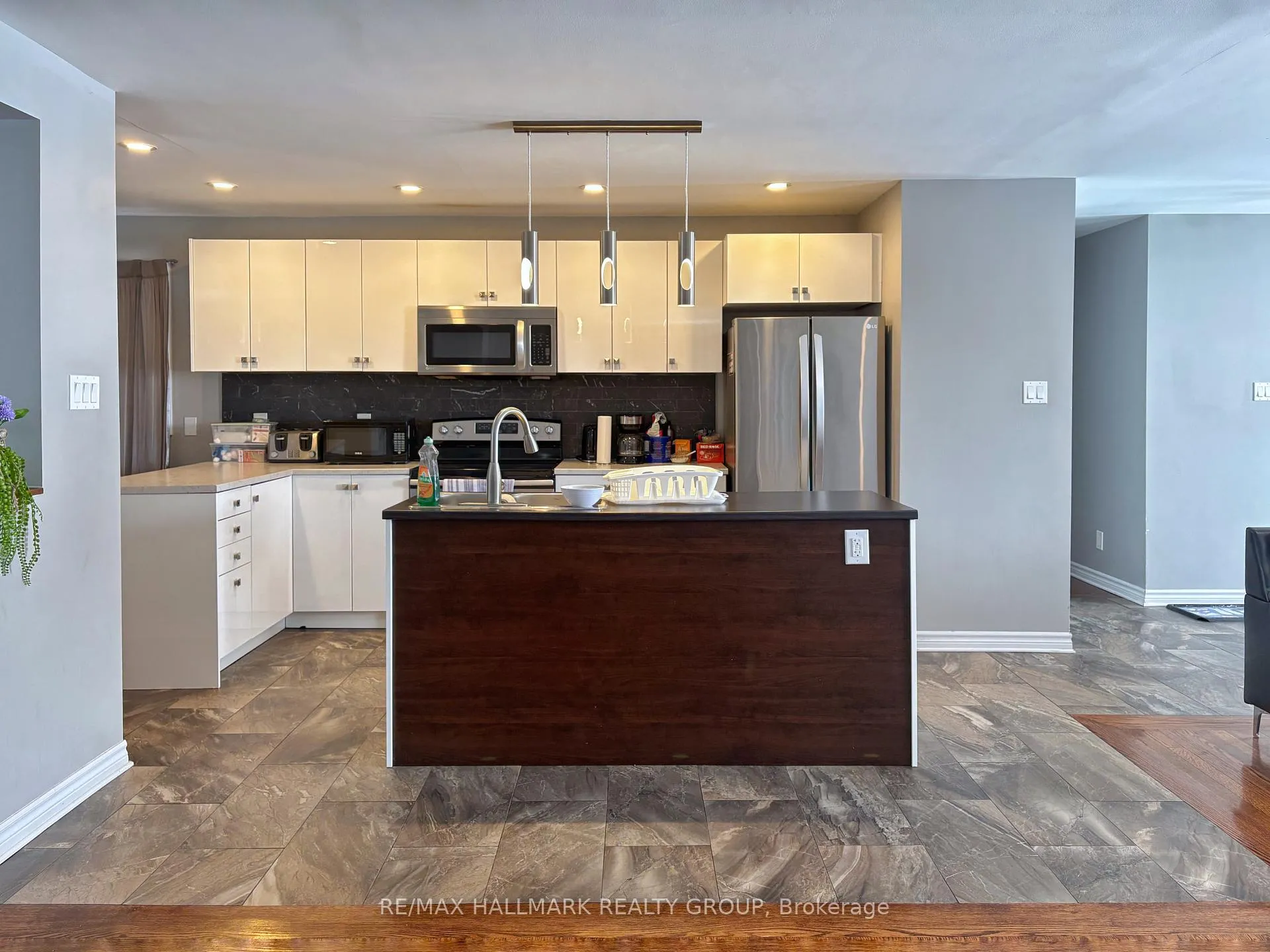 Photo 8 of 18 Forest Park Avenue, Ottawa, City View/Skyline/Fisher Heights/Parkwood Hills — HOMEH