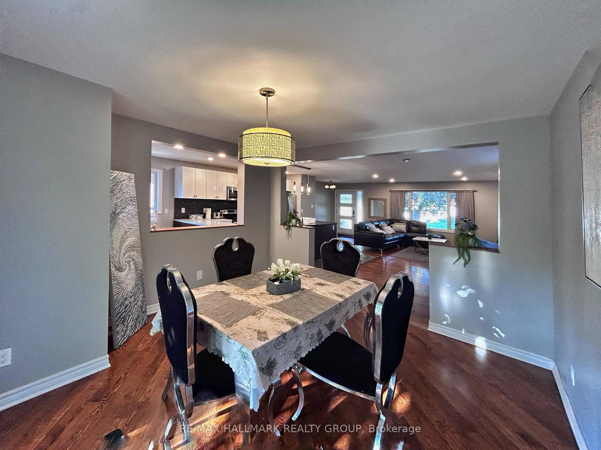 Photo 9 of 18 Forest Park Avenue, Ottawa, City View/Skyline/Fisher Heights/Parkwood Hills — HOMEH