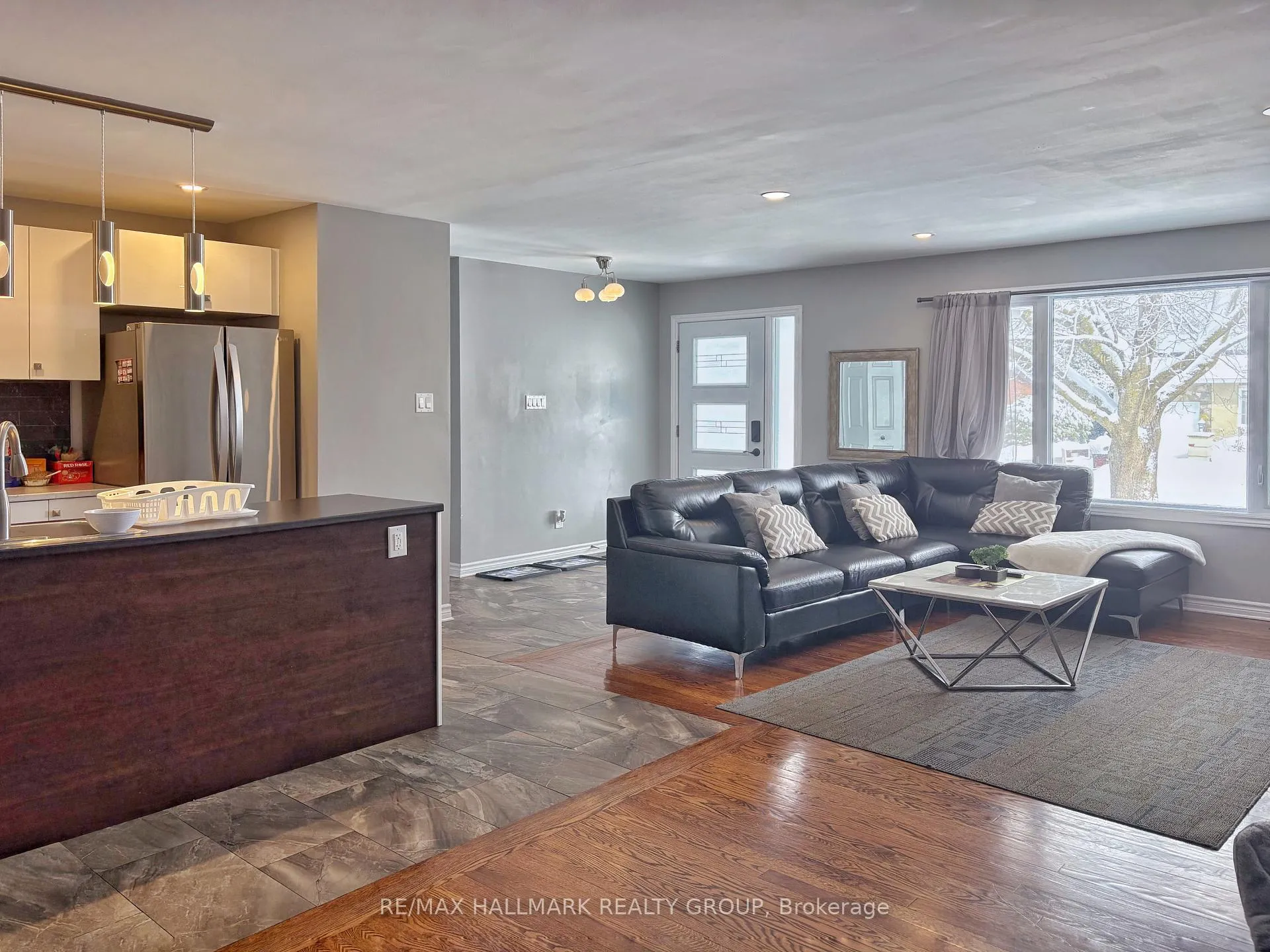 Photo 10 of 18 Forest Park Avenue, Ottawa, City View/Skyline/Fisher Heights/Parkwood Hills — HOMEH