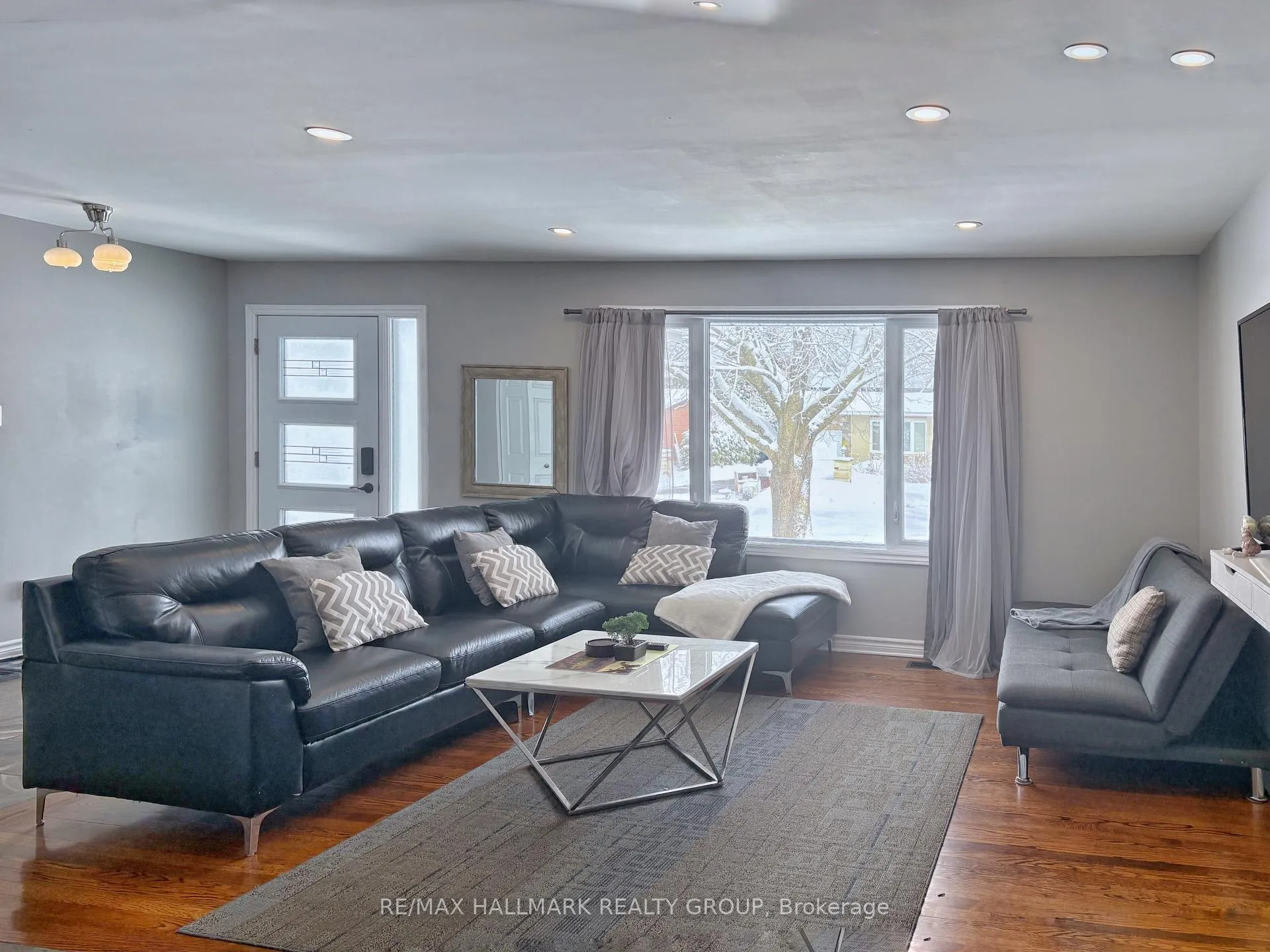 Photo 11 of 18 Forest Park Avenue, Ottawa, City View/Skyline/Fisher Heights/Parkwood Hills — HOMEH