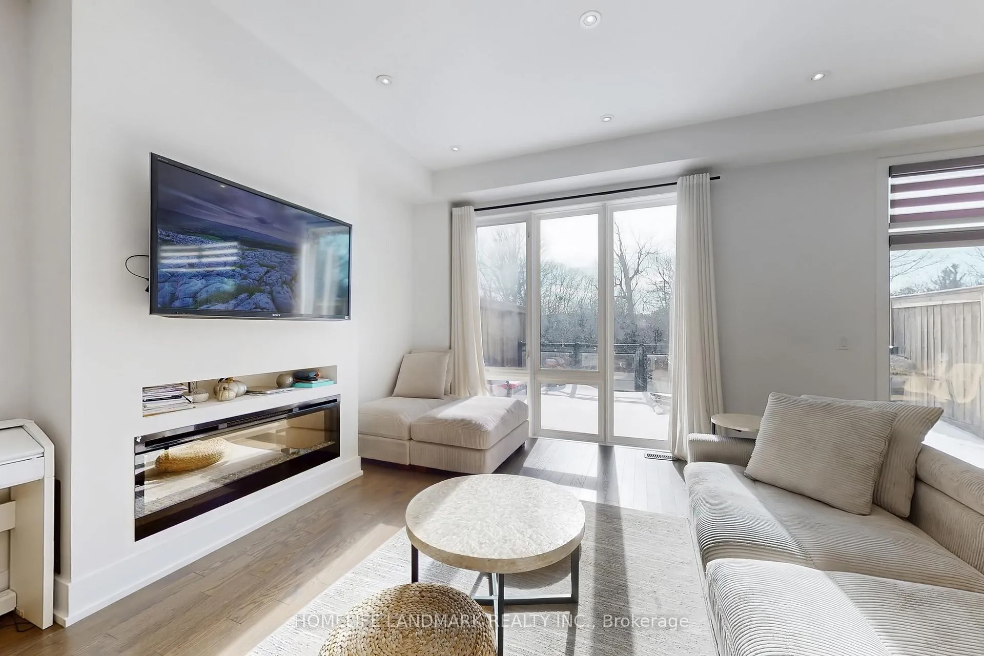 Photo 2 of 22 Crestridge Drive, Vaughan, Patterson — HOMEH