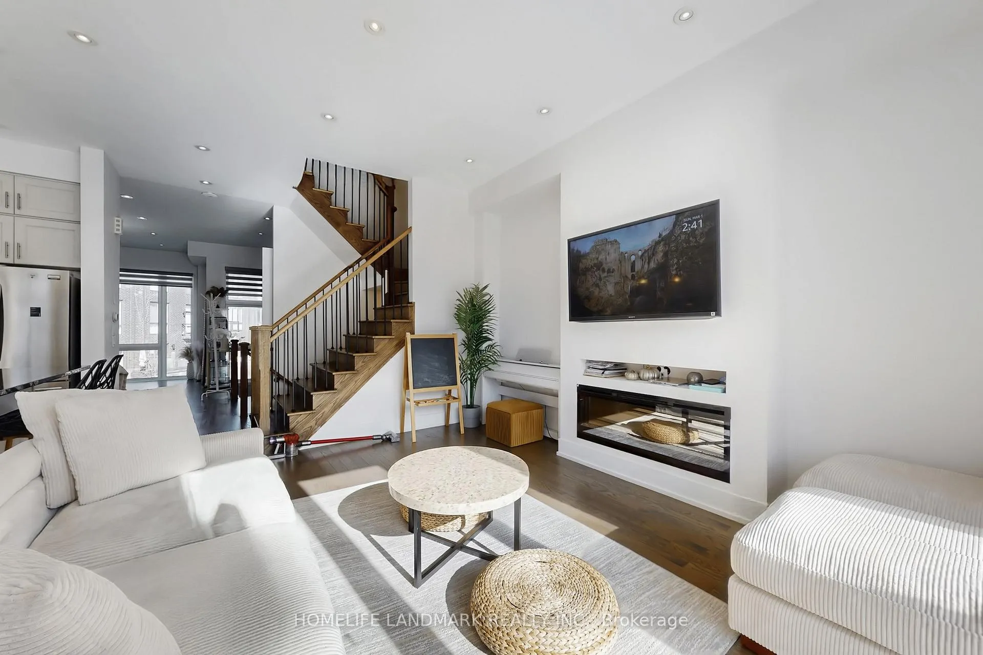 Photo 4 of 22 Crestridge Drive, Vaughan, Patterson — HOMEH