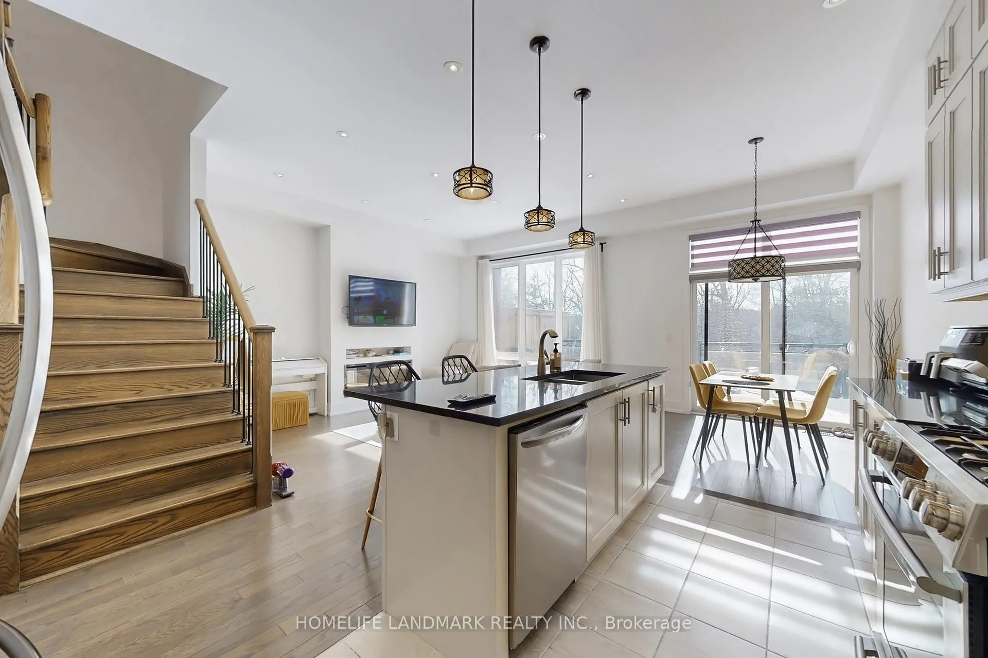 Photo 5 of 22 Crestridge Drive, Vaughan, Patterson — HOMEH