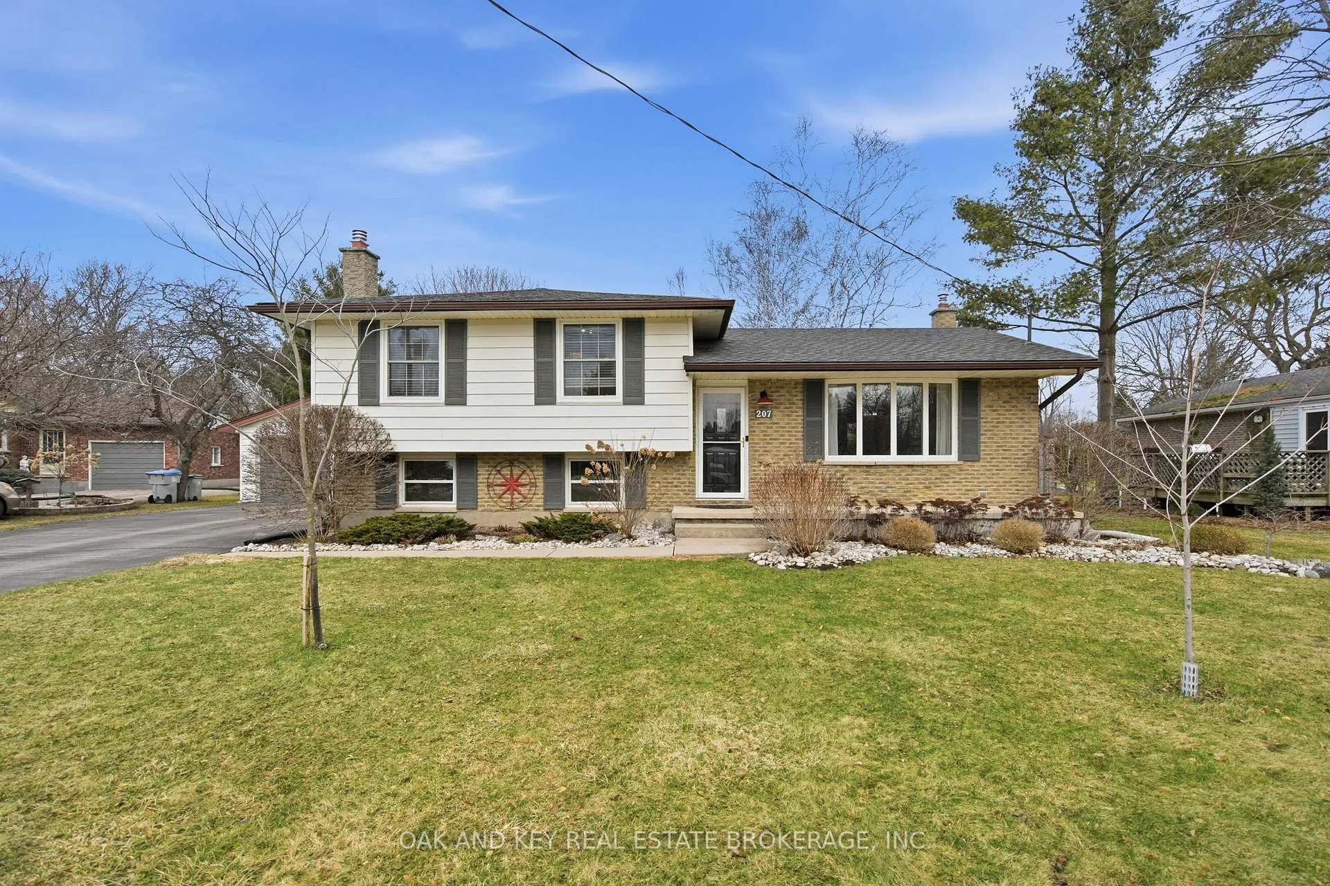 Photo 3 of 207 Simcoe Court, Middlesex Centre, Komoka — HOMEH