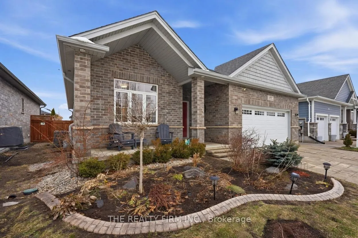 Photo 3 of 84 Collins Way, Strathroy-Caradoc, SE — HOMEH
