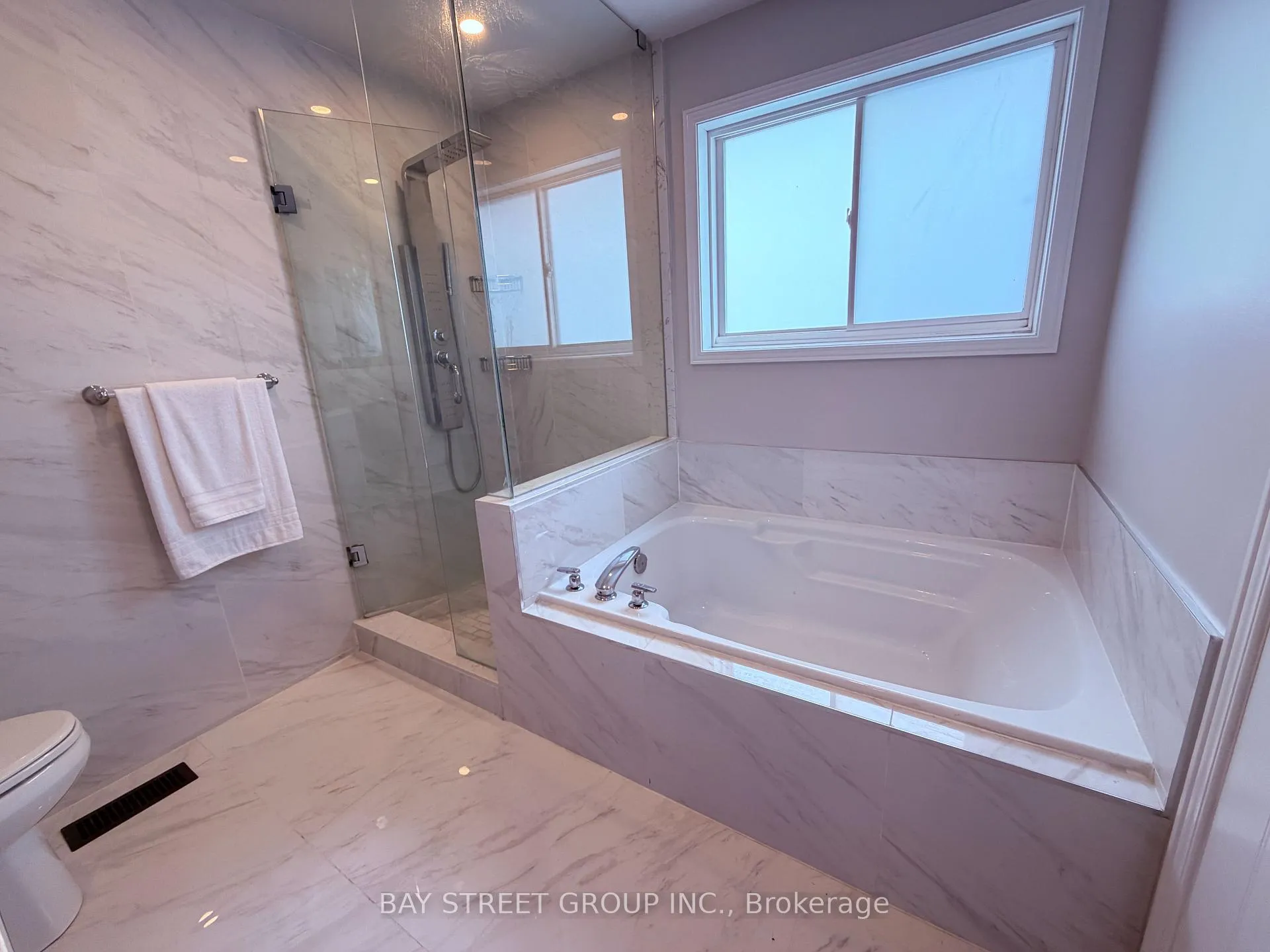Photo 11 of 26 Campden Place, Markham, Berczy — HOMEH