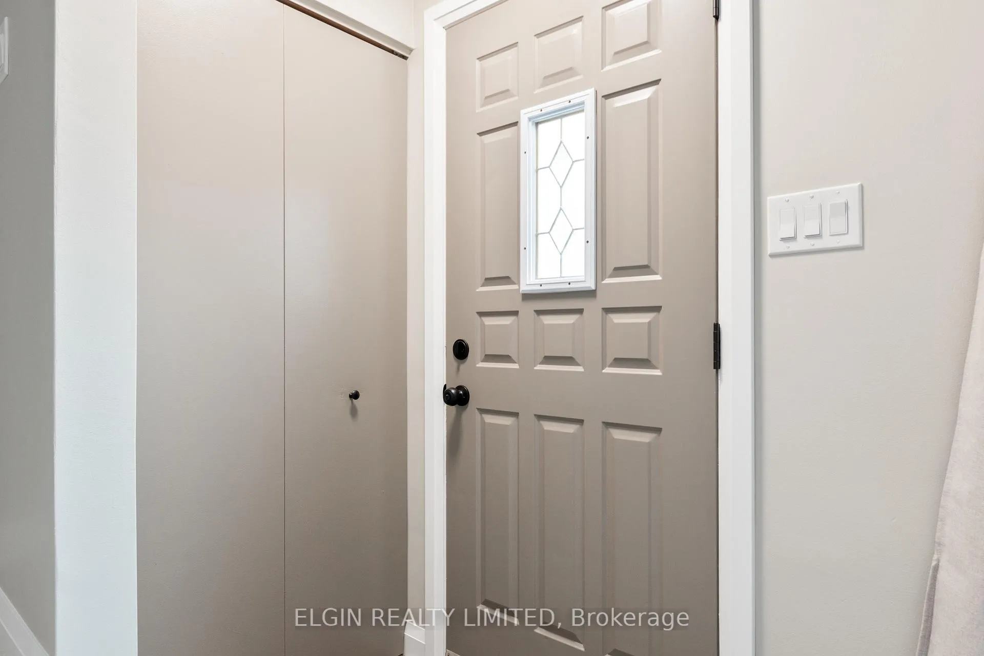 Photo 4 of 427 Forest Avenue, St. Thomas — HOMEH