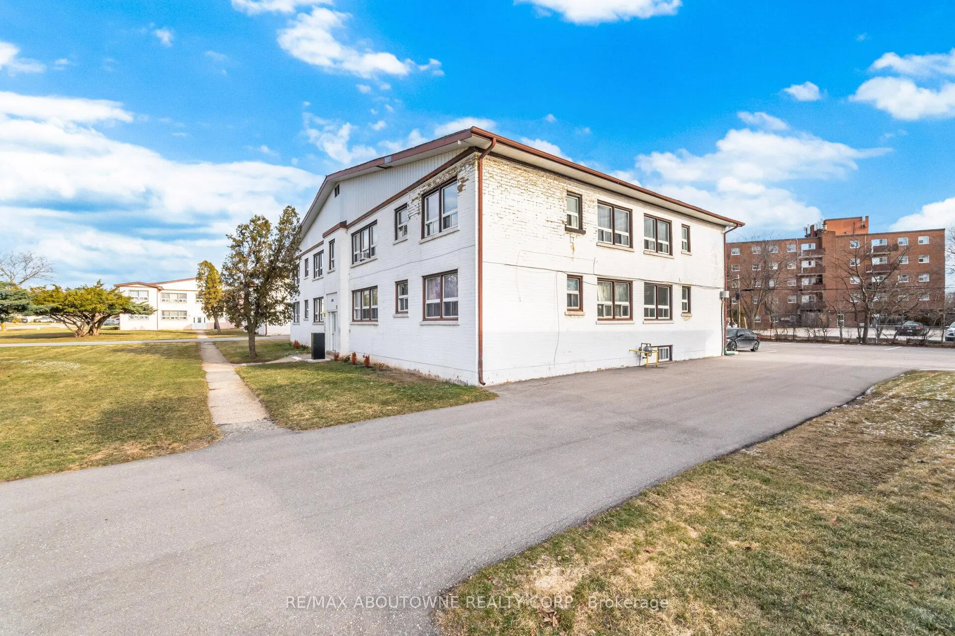 Front of Unit 4, 1031 Churchill Avenue E