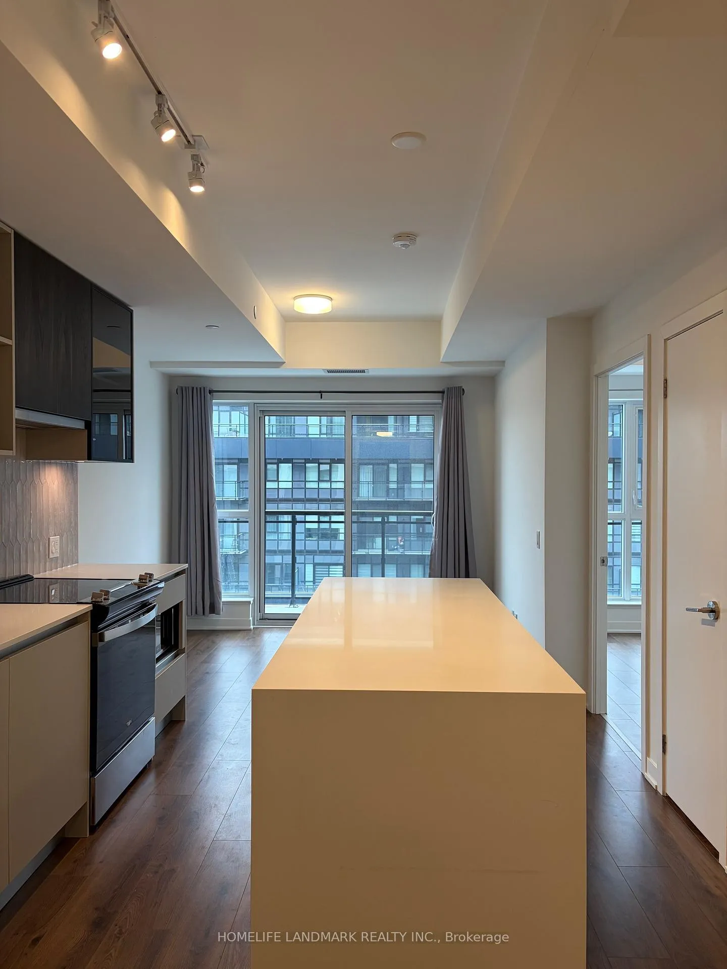 Front of Unit 814, 405 Dundas Street W