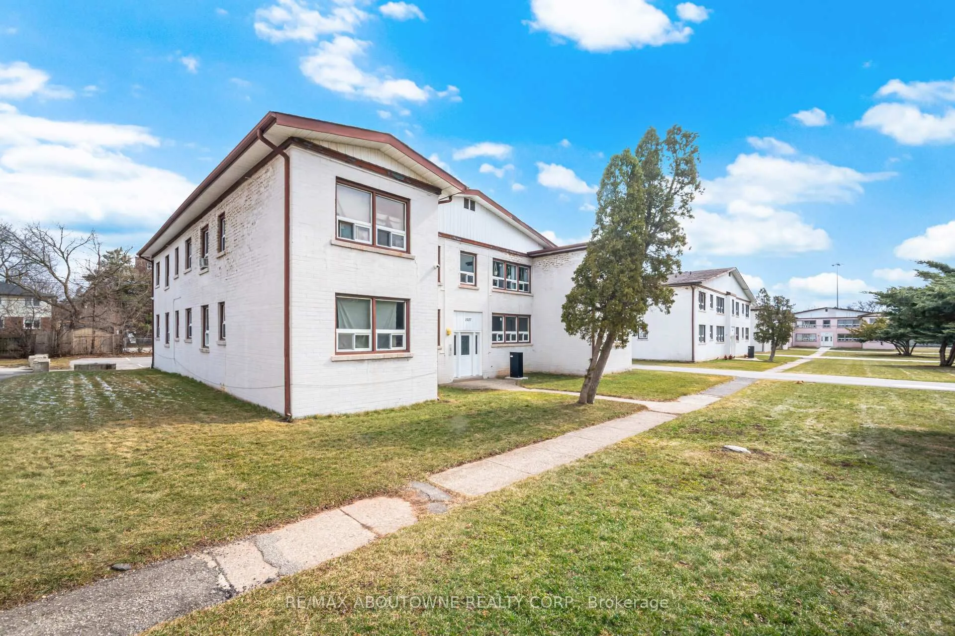 Front of Unit 7, 1037 Churchill Avenue E