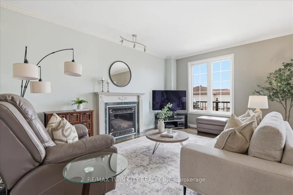 Photo 5 of 640 Munich Circle, Waterloo — HOMEH