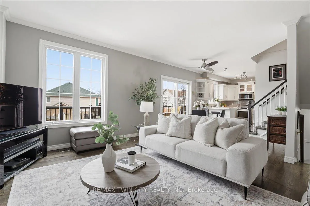 Photo 6 of 640 Munich Circle, Waterloo — HOMEH