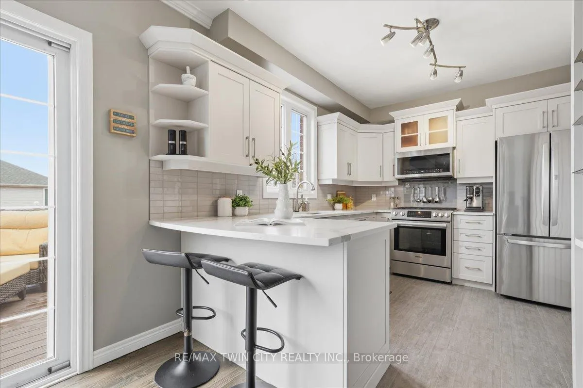 Photo 9 of 640 Munich Circle, Waterloo — HOMEH