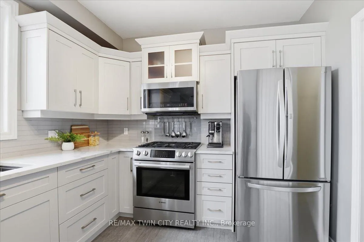 Photo 10 of 640 Munich Circle, Waterloo — HOMEH