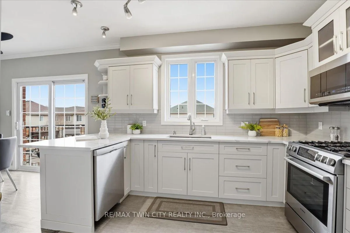 Photo 11 of 640 Munich Circle, Waterloo — HOMEH