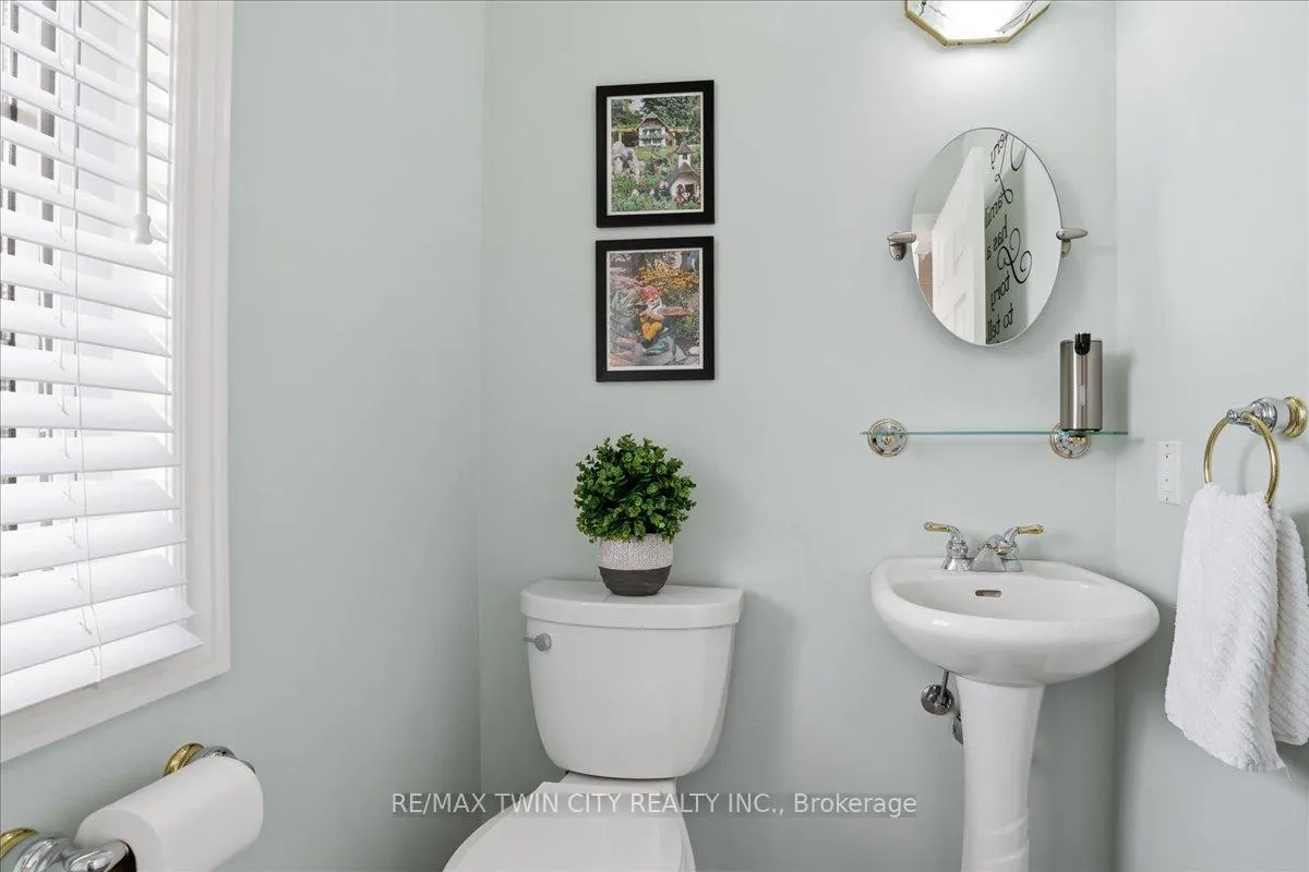 Photo 14 of 640 Munich Circle, Waterloo — HOMEH