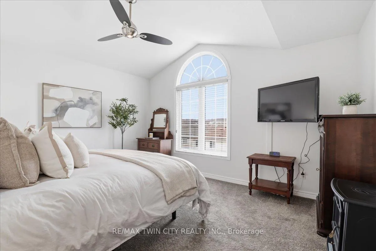 Photo 16 of 640 Munich Circle, Waterloo — HOMEH