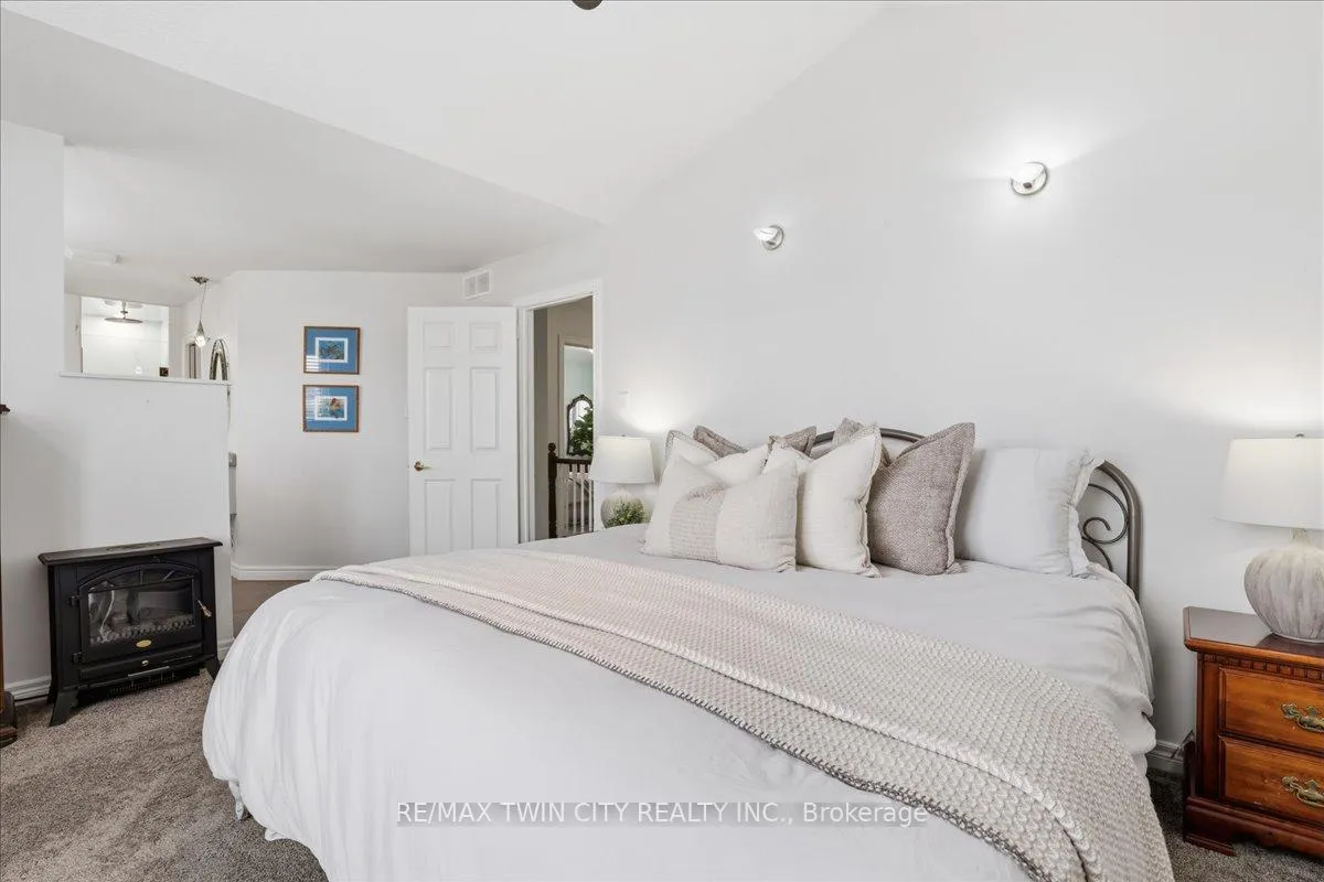 Photo 17 of 640 Munich Circle, Waterloo — HOMEH