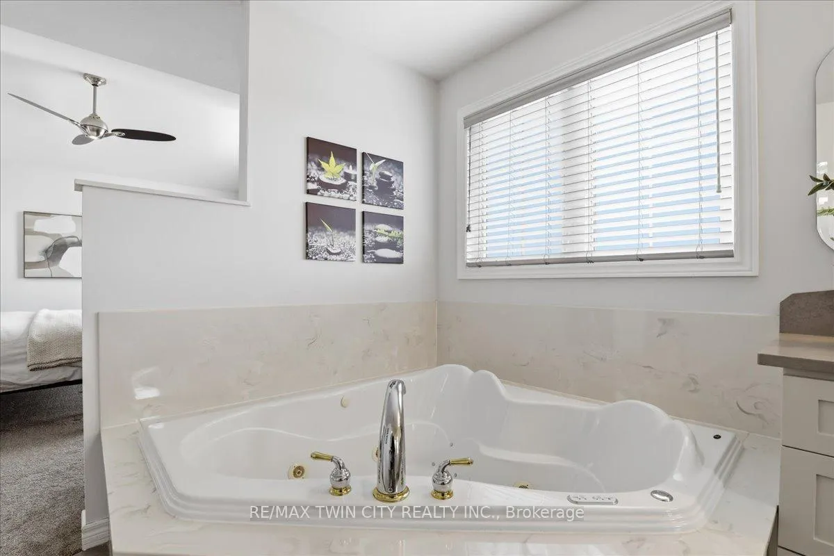 Photo 18 of 640 Munich Circle, Waterloo — HOMEH