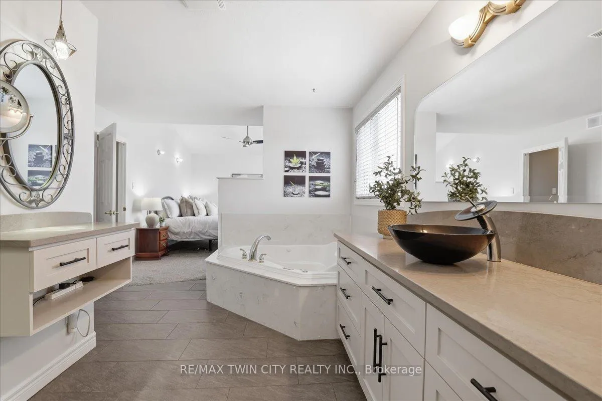 Photo 19 of 640 Munich Circle, Waterloo — HOMEH