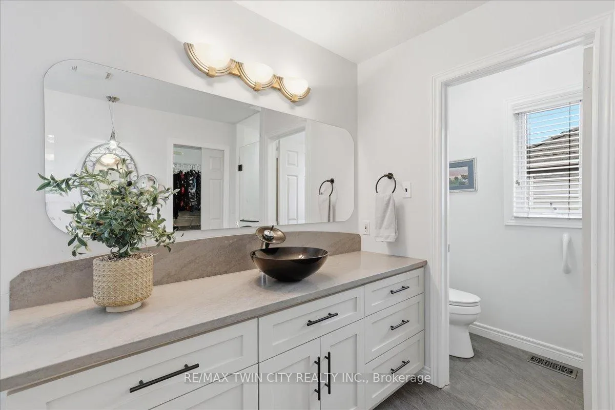 Photo 21 of 640 Munich Circle, Waterloo — HOMEH