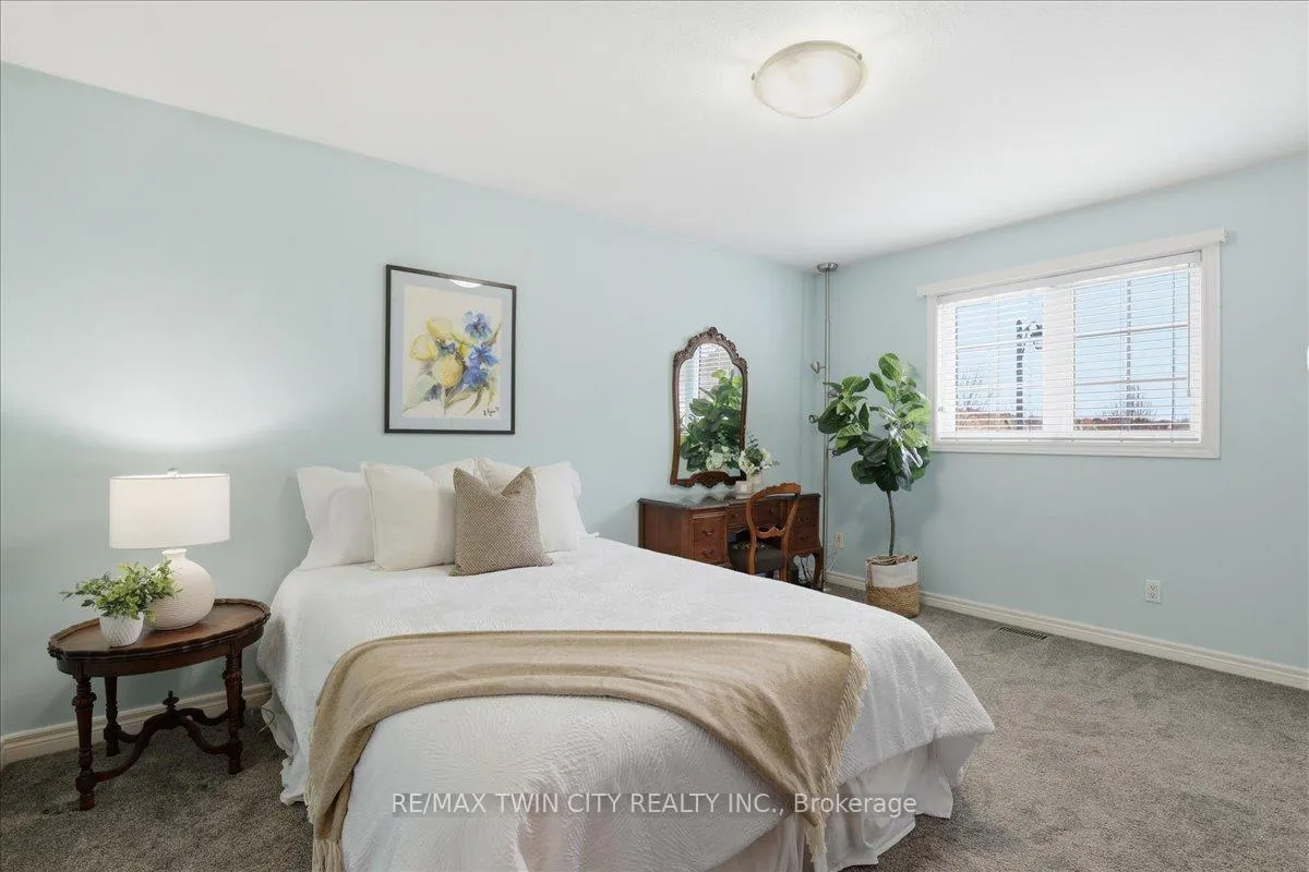 Photo 22 of 640 Munich Circle, Waterloo — HOMEH