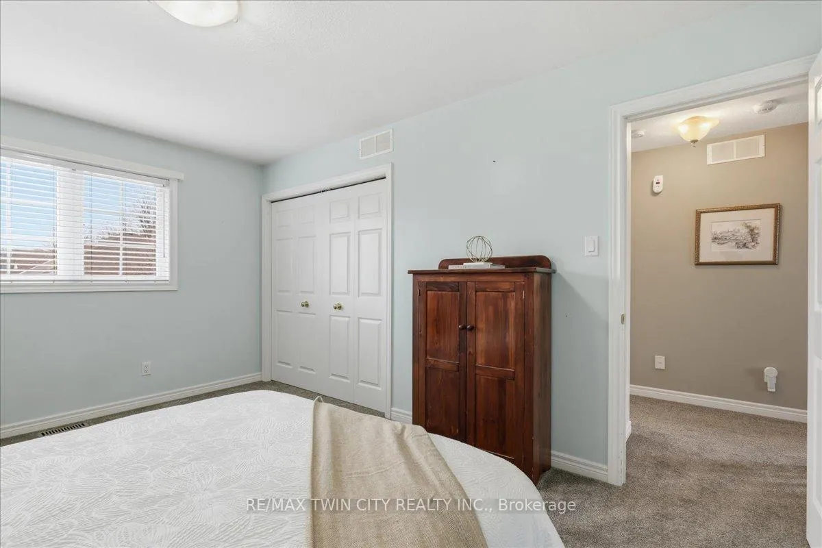 Photo 23 of 640 Munich Circle, Waterloo — HOMEH