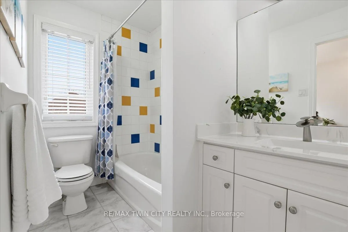 Photo 24 of 640 Munich Circle, Waterloo — HOMEH
