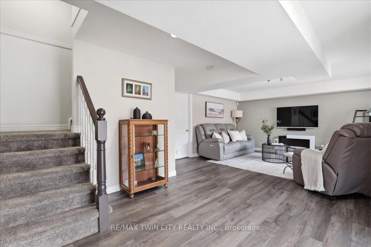 Photo 26 of 640 Munich Circle, Waterloo — HOMEH