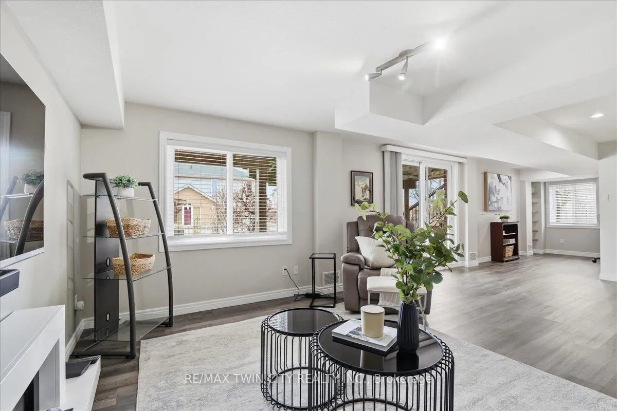 Photo 28 of 640 Munich Circle, Waterloo — HOMEH