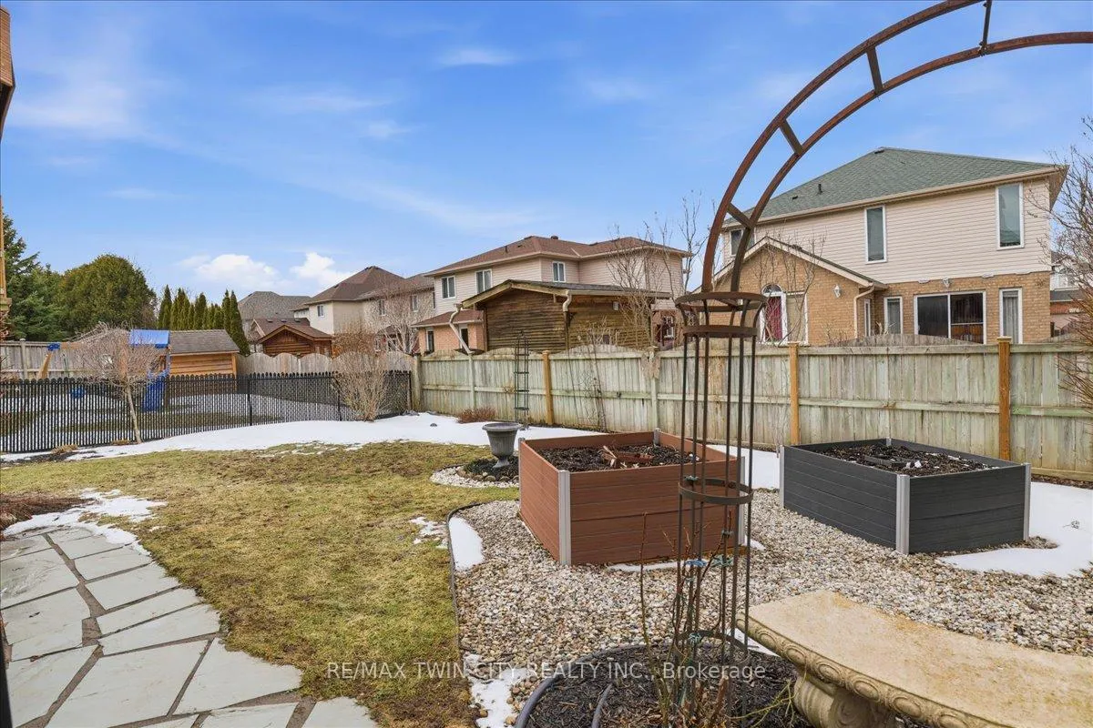 Photo 33 of 640 Munich Circle, Waterloo — HOMEH