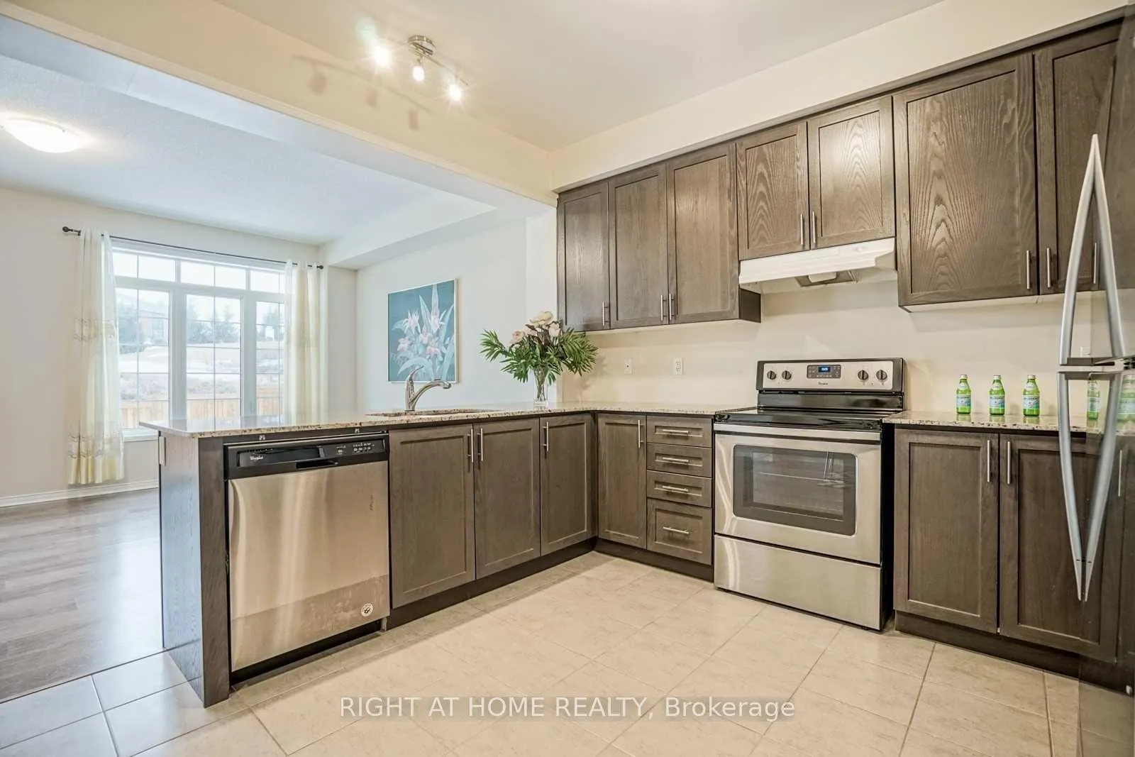 Photo 7 of 4 Rimrock Crescent, Whitby, Williamsburg — HOMEH