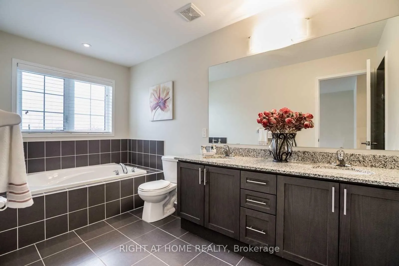 Photo 14 of 4 Rimrock Crescent, Whitby, Williamsburg — HOMEH
