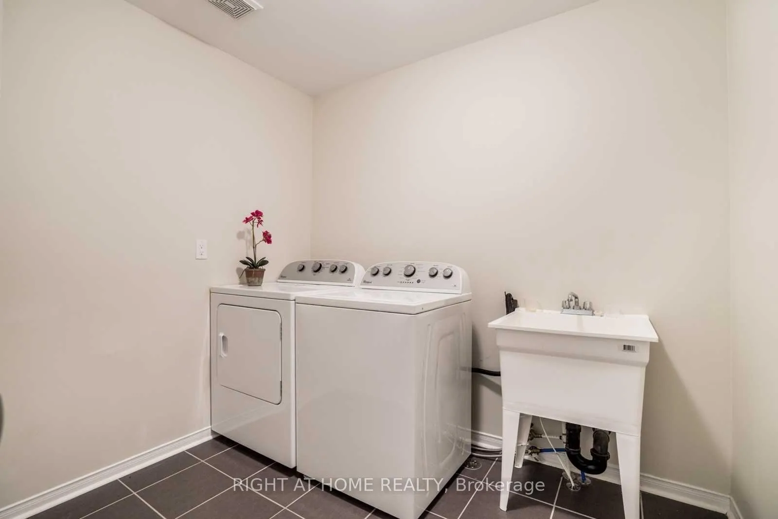 Photo 15 of 4 Rimrock Crescent, Whitby, Williamsburg — HOMEH