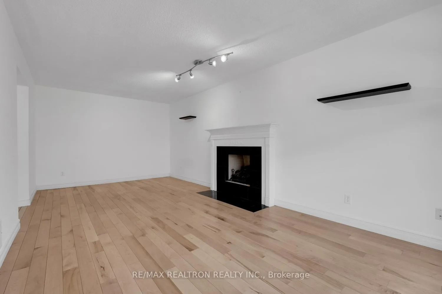 Photo 9 of 10 Chiswick Crescent, Aurora, Aurora Highlands — HOMEH