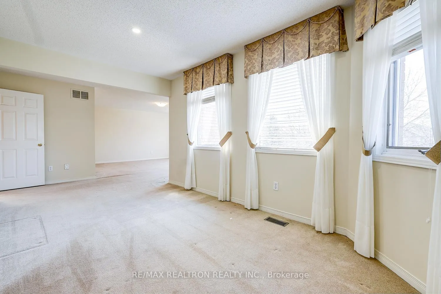 Photo 23 of 10 Chiswick Crescent, Aurora, Aurora Highlands — HOMEH